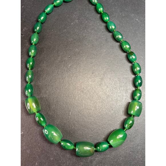 Green onyx beaded necklace with sterling silver toggle clasp - Picture 7 of 16